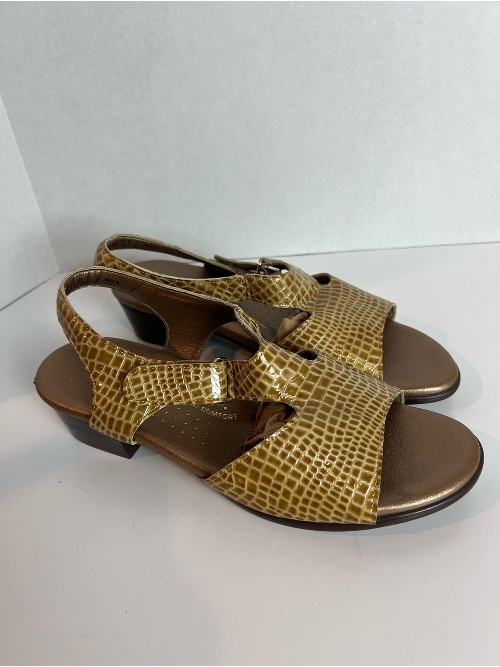 SAS Bronze/Gold Croc Embossed Leather Sandals Size 10 WIse
